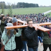 Krzyż nieśli młodzi ludzie.