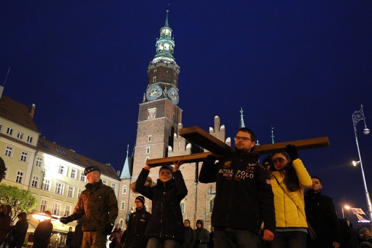 Tłum studentów przeszedł za krzyżem przez centrum Wrocławia