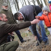 Akcja "Jedno dziecko, jedno drzewo". W koszalińskim lesie posadzono 2 tys. drzew. 