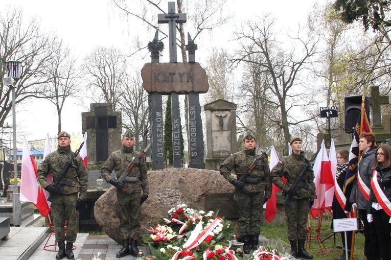 Pod pomnikiem upamiętniającym ofiary zbrodni katyńskiej złożono kwiaty i zapalono znicze.
