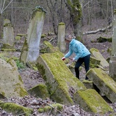 Sprzątanie żydowskiego cmentarza w Świdwinie