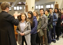 Księża modlili się nad młodymi o napełnienie ich Duchem Świętym
