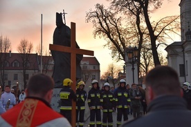 W Łowiczu nabożeństwo rozpoczęto przy pomniku św. Jana Pawła II. 