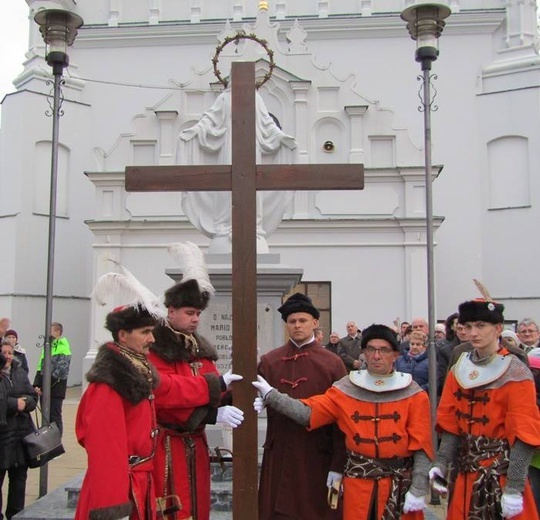 W Łęczycy rangę wydarzenia podkreślali mężczyźni w szlacheckich strojach.