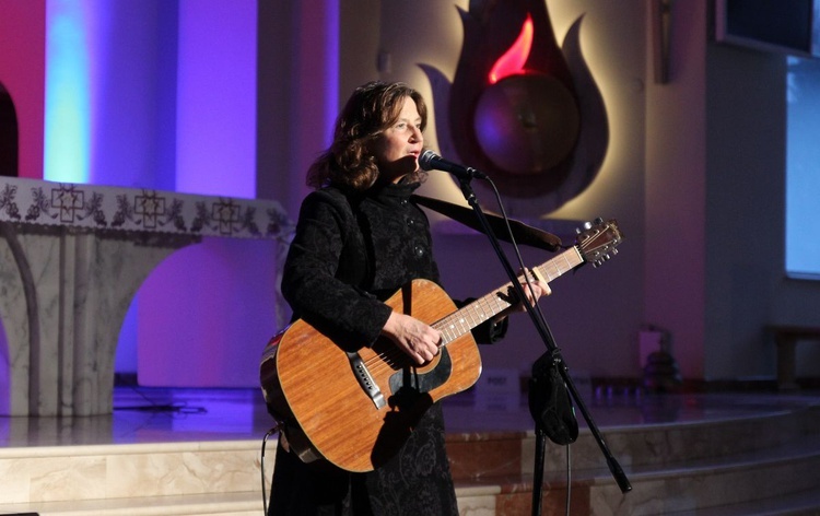 Antonina Krzysztoń zaprosiła słuchaczy do wspólnego śpiewu i modlitwy w kościele księży pallotynów  w Bielsku-Białej.