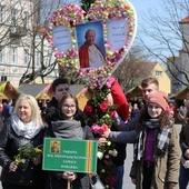 Młodzież z parafii na Korabce w swoją palmę ozdobiła cytatami i wizerunkiem św. Jana Pawła II, by uczucić 20. rocznicę wizyty świętego w Łowiczu 