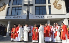 Liturgia Niedzieli Palmowej rozpoczęła się procesją, której przewodniczył bp Mirosław Milewski.