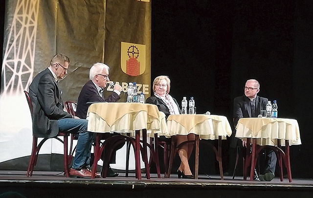▼	Paneliści (od lewej): prof. Zbigniew Kadłubek, prof. Krzysztof Gasidło, Małgorzata Mańka-Szulik i ks. Roman Chromy.