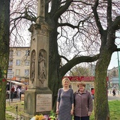 ▲	Barbara Rutkowska i Maria Lipecka pod krucyfiksem, którego wraz z innymi mieszkańcami miasta broniły w 1979 r.