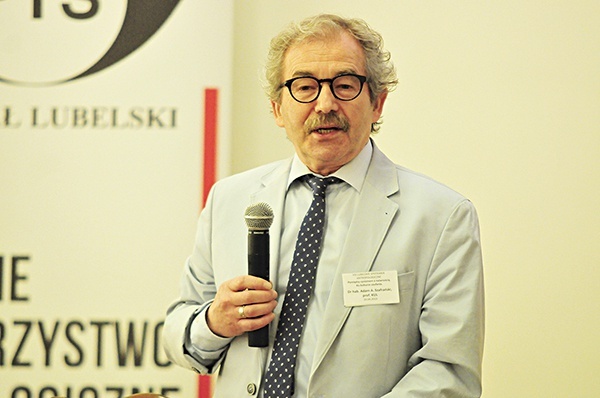 Prof. Adam A. Szafrański podczas wystąpienia.