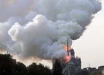 Tak upadła iglica paryskiej Notre-Dame