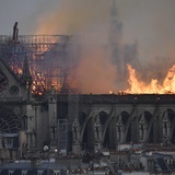 Notre Dame: Symbol francuskiego Kościoła w ogniu