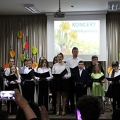 Chór szkolny wykonał 6 utworów pod kierunkiem Marii Czarneckiej-Cieślak.