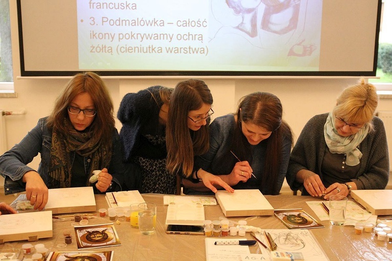 Danuta Jęczmyk OV pomaga uczestnikom kursu w Jawiszowicach namalować własną ikonę.