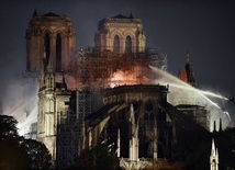 Płonąca katedra Notre Dame w Paryżu.