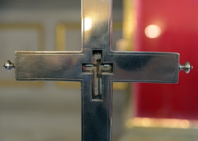 Na przecięciu ramion krucyfiksu znajdują się, umieszczone w krysztale, relikwie Krzyża Świętego.