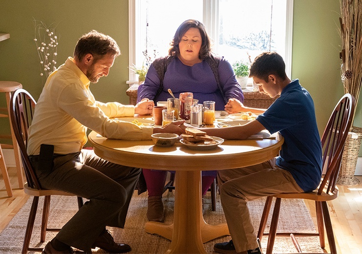 Chrissy Metz (w środku) stworzyła w filmie kapitalną kreację w roli matki. Ojca zagrał Josh Lucas, a w roli syna wystąpił Marcel Ruiz.