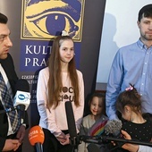 Denis Lisow z córkami.