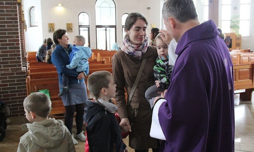 Po Mszy św. ks. Piotr Leśniak pobłogosławił wszystkie dzieci i ich mamy.