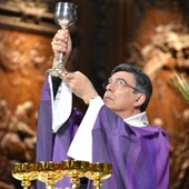 Arcybiskup Paryża wszczął procedurę usunięcia proboszcza, lekceważącego normy sanitarne