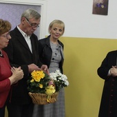 Bp. Tomasikowi za obecność i życzenia podziękowała Lucyna Wiśniewska (z lewej).