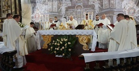 Biskup świdnicki wraz z kapłanami parafii katedralnej oraz wykładowcami WSD przy stole eucharystycznym.