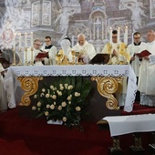 Biskup świdnicki wraz z kapłanami parafii katedralnej oraz wykładowcami WSD przy stole eucharystycznym.
