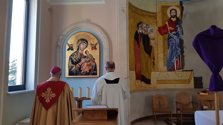 Abp Budzik pobłogosławił kaplicę Zmartwychwstania Pańskiego w domu księży emerytów 