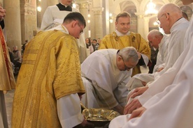Sugestywny moment liturgii Wielkiego Czwartku - umycie nóg, na pamiątkę gestu Pana Jezusa z ostatniej wieczerzy.