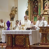 Wraz z biskupem Mszę św. koncelebrowali miejscowi kapłani.
