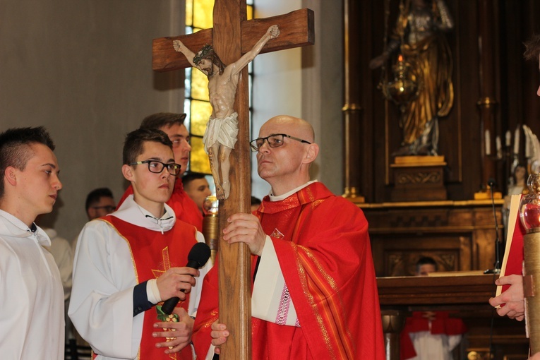 Centralnym wydarzenie liturgii była adoracja krzyża.