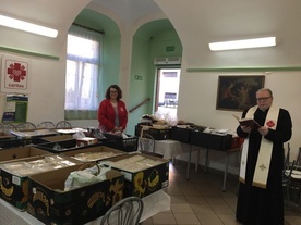 Pokarmy poświęcił ks. Radosław Kisiel, dyrektor Caritas Diecezji Świdnickiej.