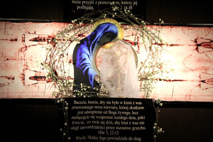 Całun Turyński tworzy ramię krzyża w Grobie Pańskim w sanktuarium Matki Bożej Łaskawej na Starym Mieście.
