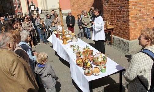 Święceniu pokarmów przyglądali się też obcokrajowcy spacerujący Traktem Królewskim.