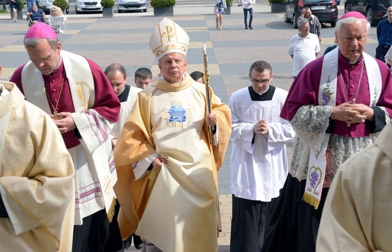 Od lewej biskupi: Piotr Turzyński, Henryk Tomasik, Adam Odzimek.
