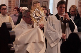 Msza św. rezurekcyjna rozpoczęła się od uroczystej procesji z Najświętszym Sakramentem.