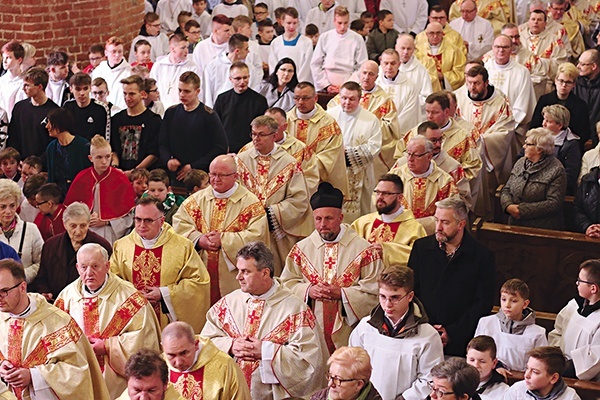 Na Mszę Krzyżma do matki elbląskich kościołów przyjeżdżają co roku dziesiątki kapłanów z całej diecezji. 