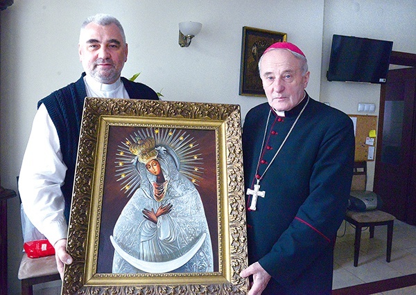 Ks. Wiesław Lenartowicz (z lewej) i bp Kazimierz Wielikosielec z obrazem wileńskiej Matki Bożej Ostrobramskiej.