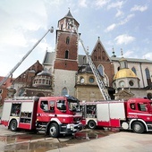Co dwa lata na Wawelu są organizowane ćwiczenia, w trakcie których strażacy doskonalą umiejętności.