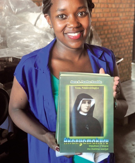 Pracownica drukarni Pallotti-‑Presse z „Dzienniczkiem” św. Faustyny w języku kinyarwanda. Tłumaczenie ukazało się w 2014 r.
5.04.2019 Kigali. Rwanda
