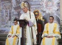 Biskup w czasie wielkoczwartkowej liturgii.