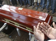Sri Lanka: pogrzeby ofiar, prezydent obiecuje odbudowę kościołów