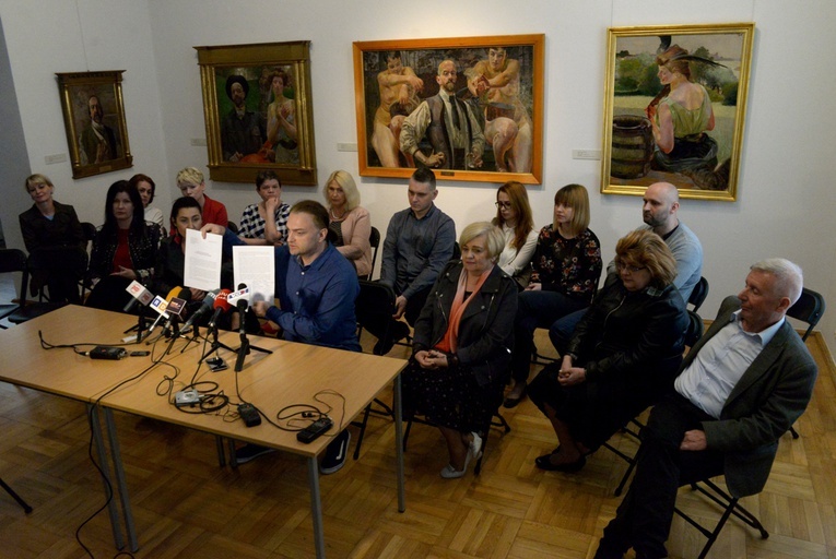 Marek Słupek prezentuje pismo do marszałka Adama Struzika oraz Ministra Kultury i Dziedzictwa Narodowego.