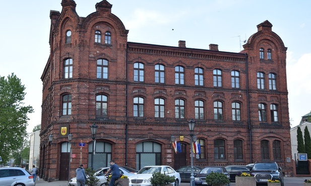 Urząd Miasta mieści się w zabytkowym budynku powstałym ok. 1910 roku.