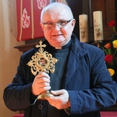 Ks. Stanisław Duma z relikwiami św. o. Pio.