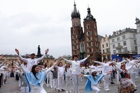 Kraków. 570 osób zatańczyło na Rynku Głównym dla Jezusa Miłosiernego