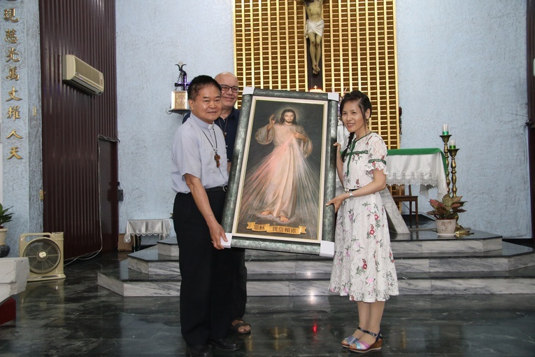 Bernadette Lam przekazała przywieziony z Krakowa obraz Jezusa Miłosiernego dla diecezji w Tajwanie.
