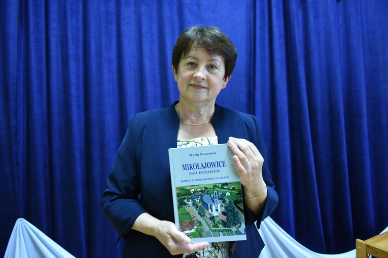 Maria Nowrotek prezentuje monografię Mikołajowic.