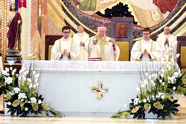 Bp Dec w czasie Mszy św. w sanktuarium  św. Jana Pawła II.