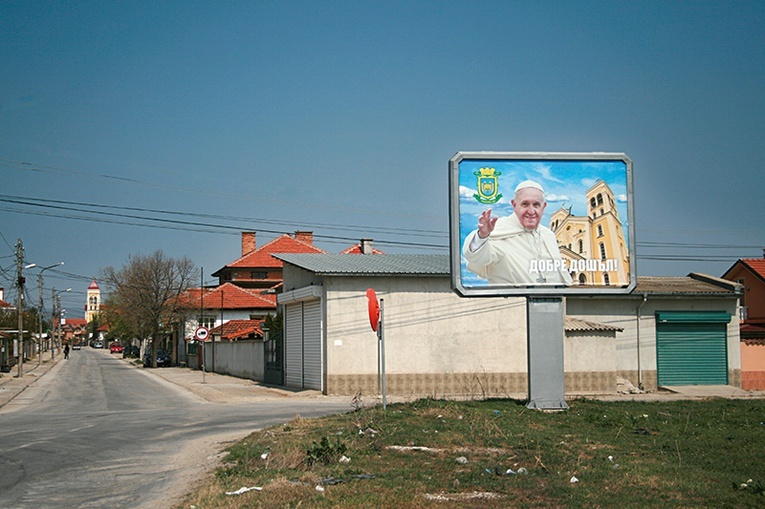 Billboard witający papieża przed wjazdem do Rakowskiego.